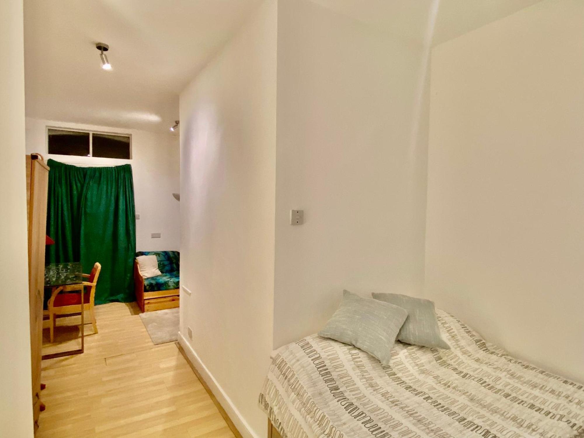 Spacious In Earls Court Londra