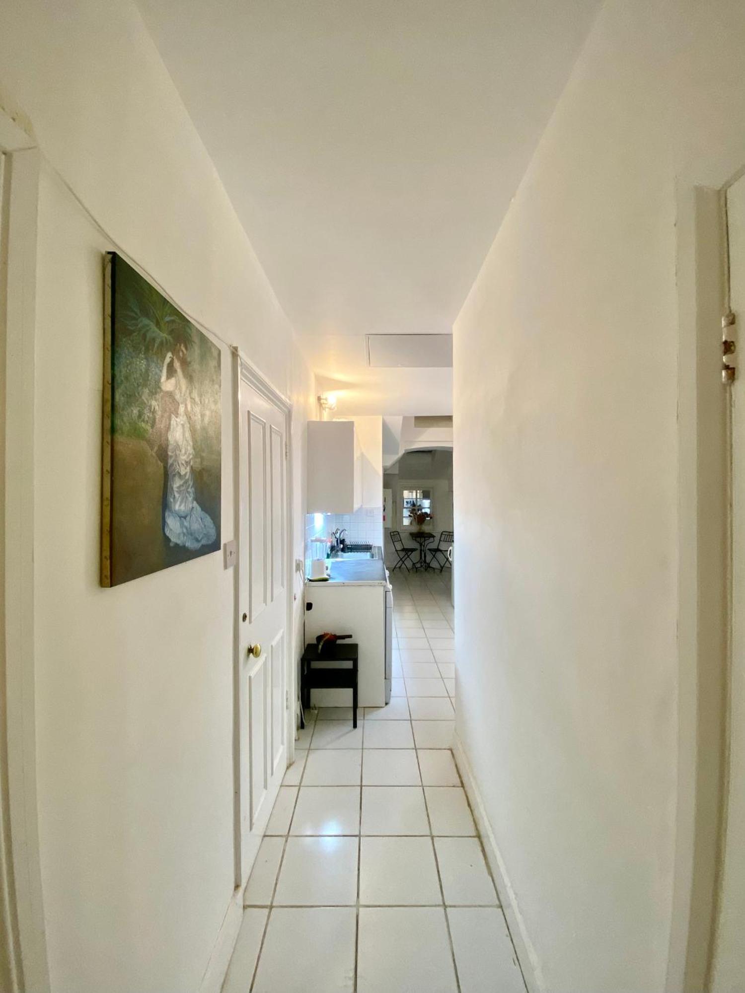 Spacious In Earls Court Londra